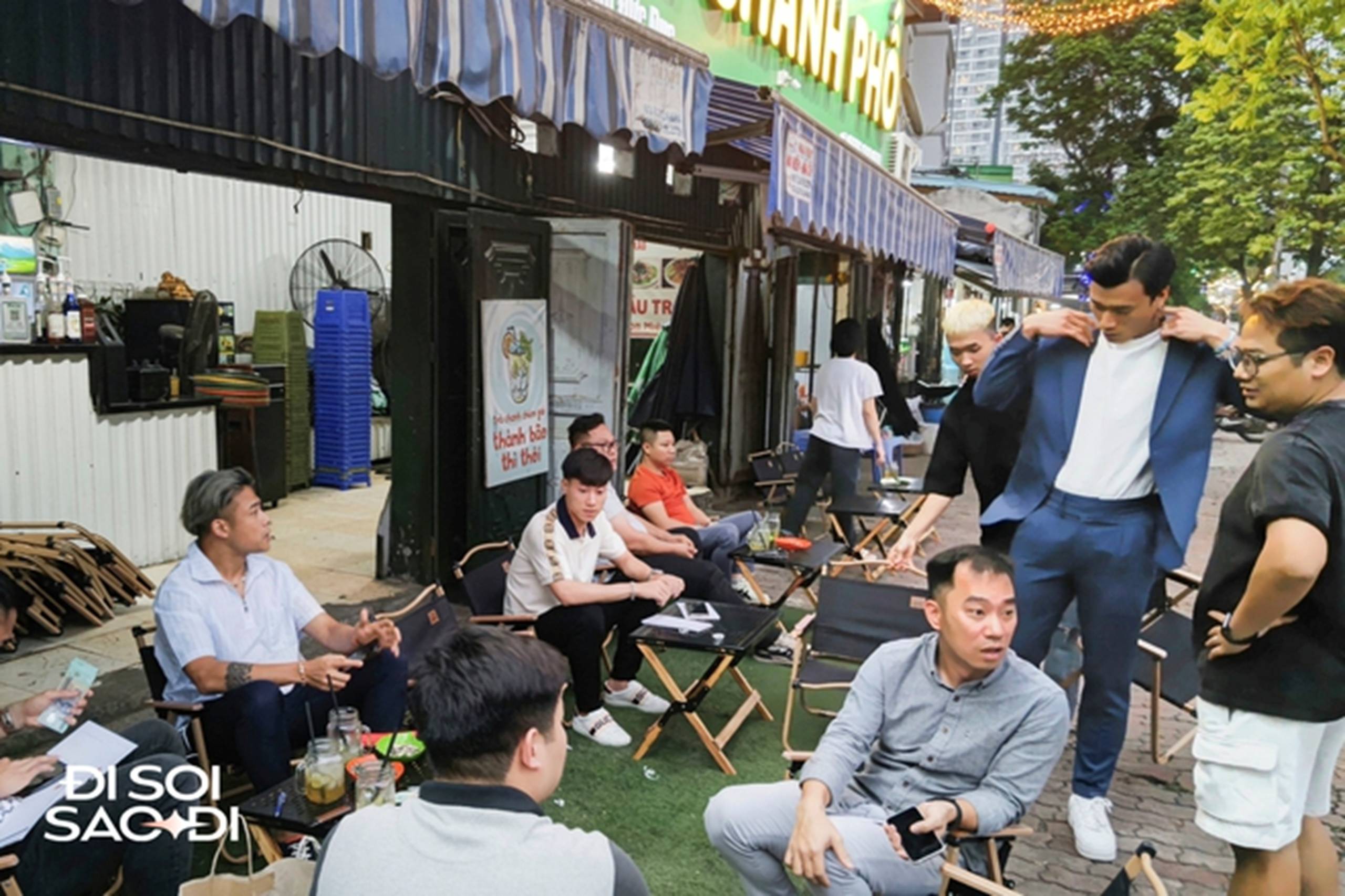 Dàn cầu thủ ĐT Việt Nam đổ bộ đám cưới Quang Hải, anh em Bùi Tiến Dũng xuất hiện kèm sấp tiền mừng gây chú ý!-2