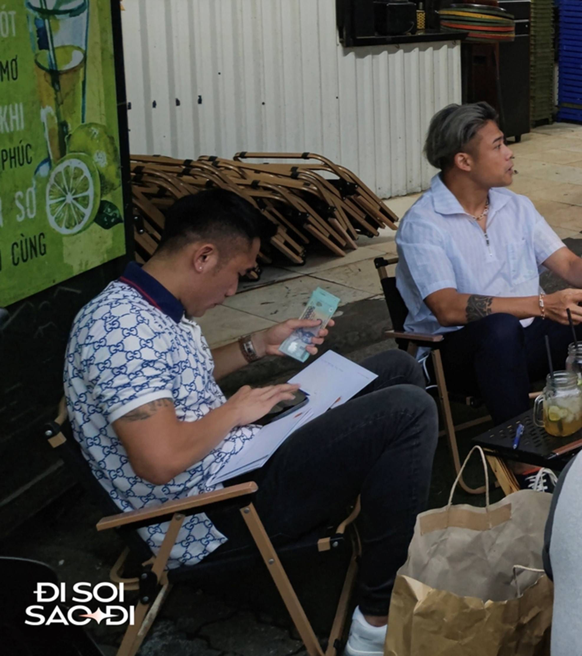 Dàn cầu thủ ĐT Việt Nam đổ bộ đám cưới Quang Hải, anh em Bùi Tiến Dũng xuất hiện kèm sấp tiền mừng gây chú ý!-3