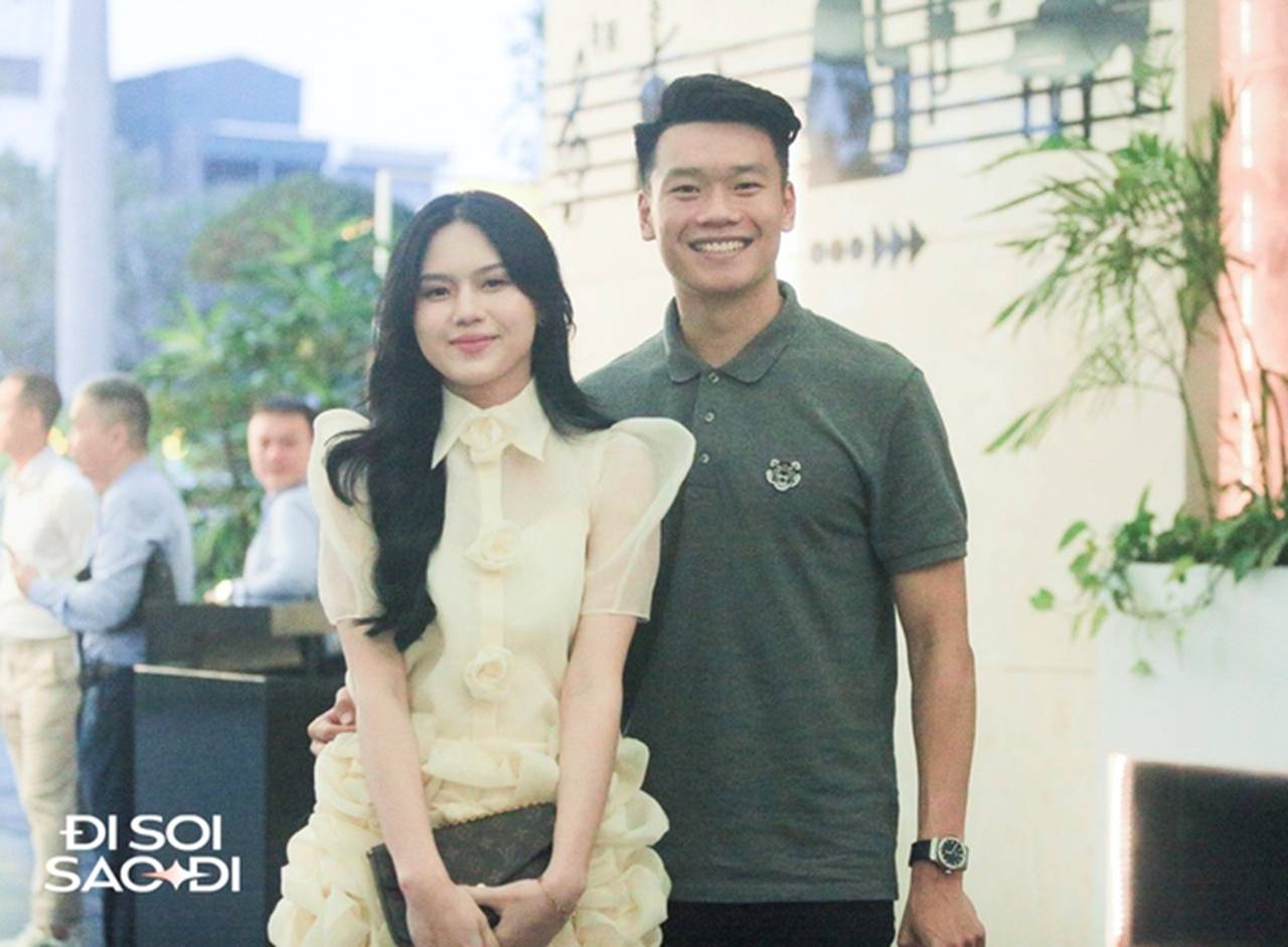 Dàn cầu thủ ĐT Việt Nam đổ bộ đám cưới Quang Hải, anh em Bùi Tiến Dũng xuất hiện kèm sấp tiền mừng gây chú ý!-5