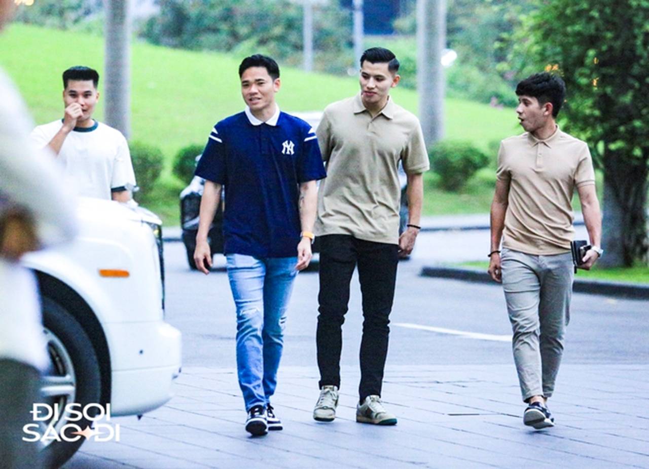 Dàn cầu thủ ĐT Việt Nam đổ bộ đám cưới Quang Hải, anh em Bùi Tiến Dũng xuất hiện kèm sấp tiền mừng gây chú ý!-6