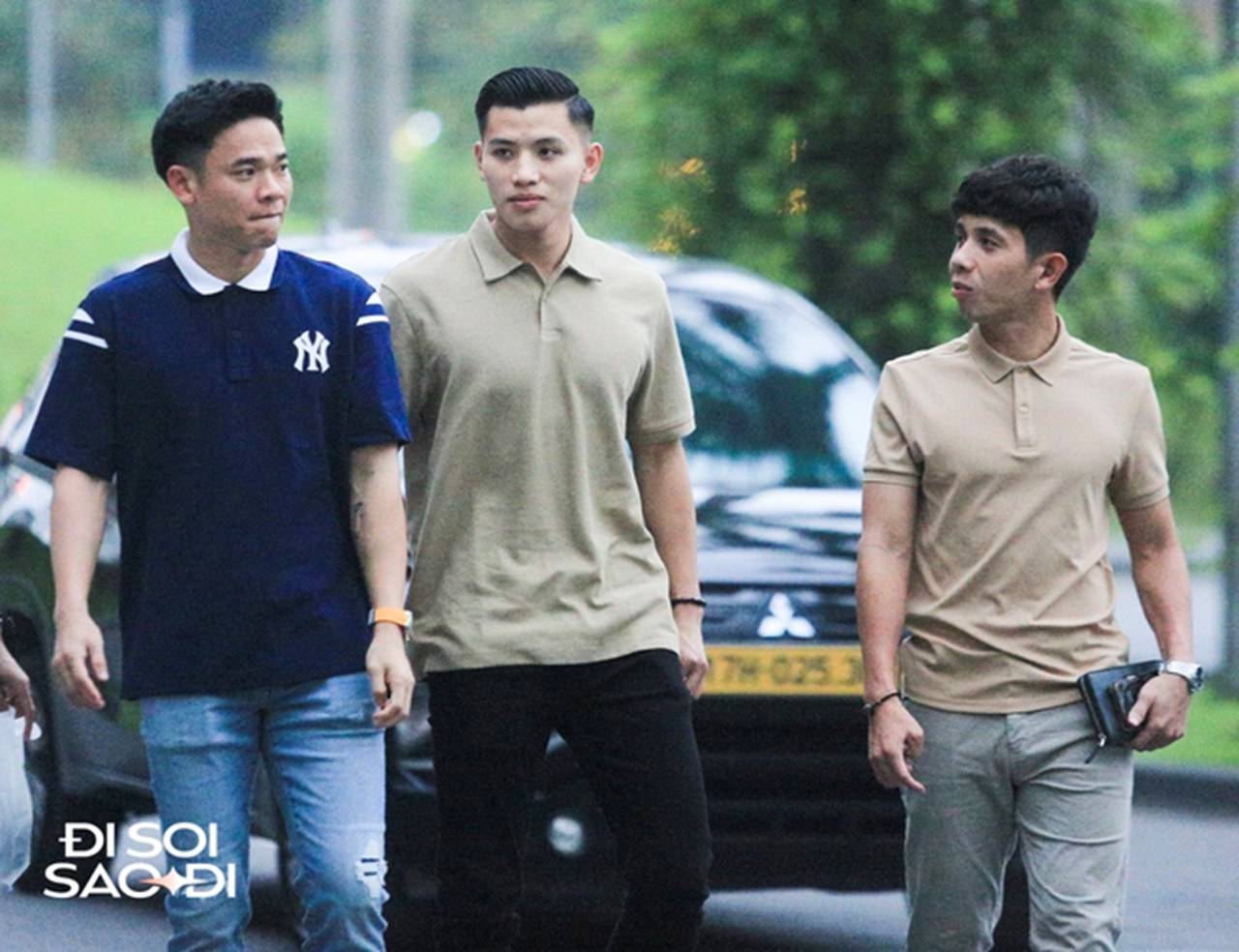 Dàn cầu thủ ĐT Việt Nam đổ bộ đám cưới Quang Hải, anh em Bùi Tiến Dũng xuất hiện kèm sấp tiền mừng gây chú ý!-7