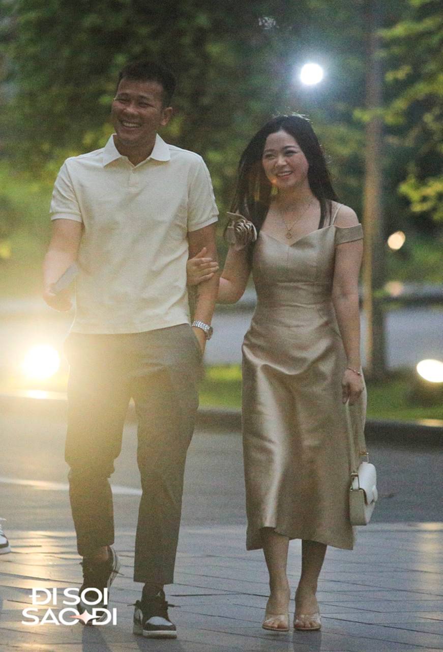 Dàn cầu thủ ĐT Việt Nam đổ bộ đám cưới Quang Hải, anh em Bùi Tiến Dũng xuất hiện kèm sấp tiền mừng gây chú ý!-8