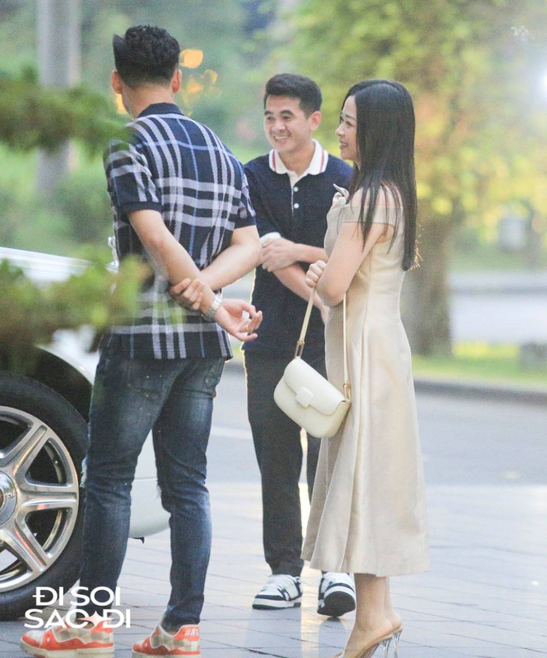 Dàn cầu thủ ĐT Việt Nam đổ bộ đám cưới Quang Hải, anh em Bùi Tiến Dũng xuất hiện kèm sấp tiền mừng gây chú ý!-9