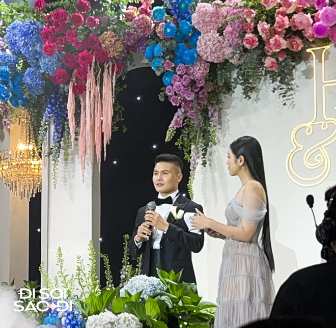 Trọn vẹn khoảnh khắc bố Chu Thanh Huyền trao con gái cho Quang Hải, chú rể cúi đầu: Con xin phép bố!-1