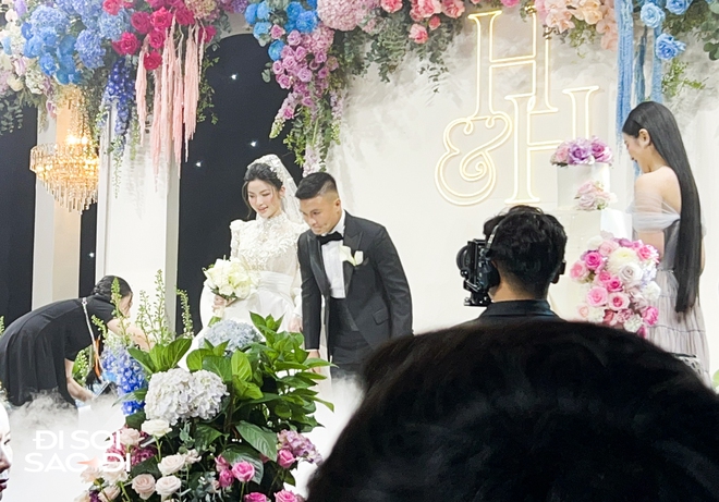 Trọn vẹn khoảnh khắc bố Chu Thanh Huyền trao con gái cho Quang Hải, chú rể cúi đầu: Con xin phép bố!-4