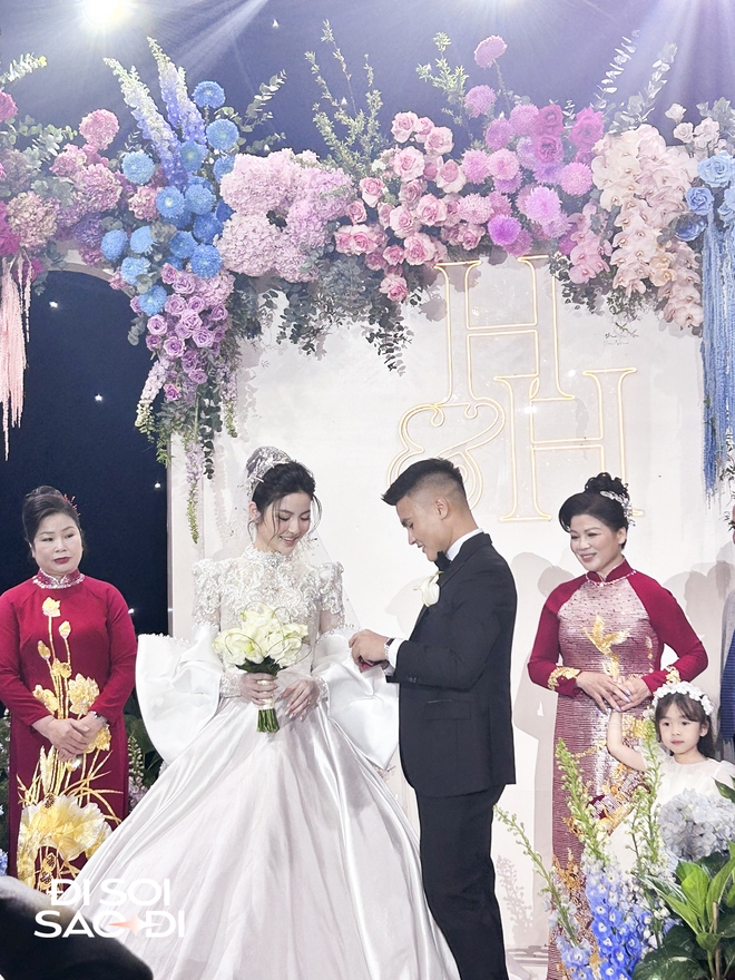 Trọn vẹn khoảnh khắc bố Chu Thanh Huyền trao con gái cho Quang Hải, chú rể cúi đầu: Con xin phép bố!-5