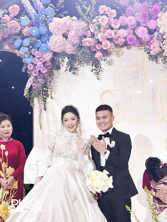 Trọn vẹn khoảnh khắc bố Chu Thanh Huyền trao con gái cho Quang Hải, chú rể cúi đầu: Con xin phép bố!-6