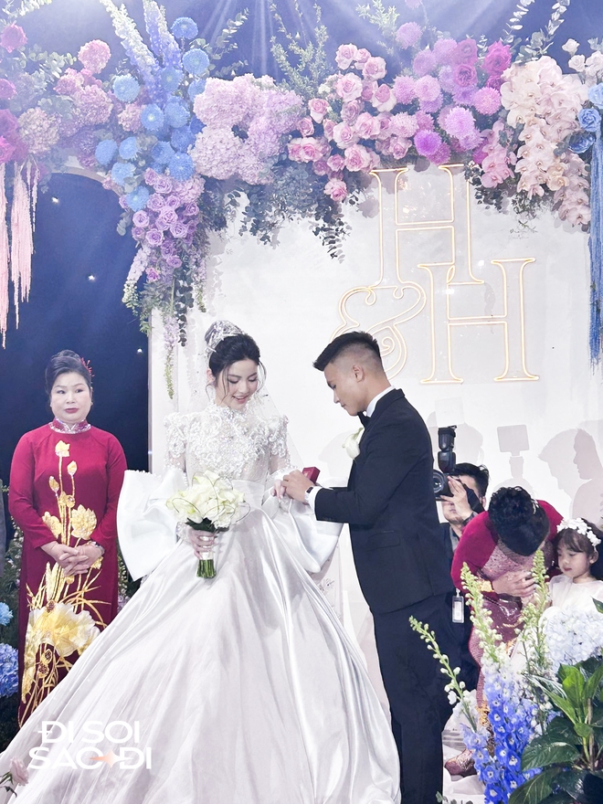 Trọn vẹn khoảnh khắc bố Chu Thanh Huyền trao con gái cho Quang Hải, chú rể cúi đầu: Con xin phép bố!-7