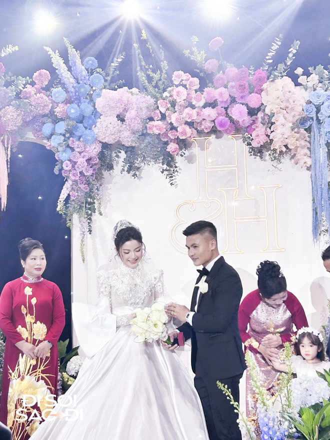 Trọn vẹn khoảnh khắc bố Chu Thanh Huyền trao con gái cho Quang Hải, chú rể cúi đầu: Con xin phép bố!-9