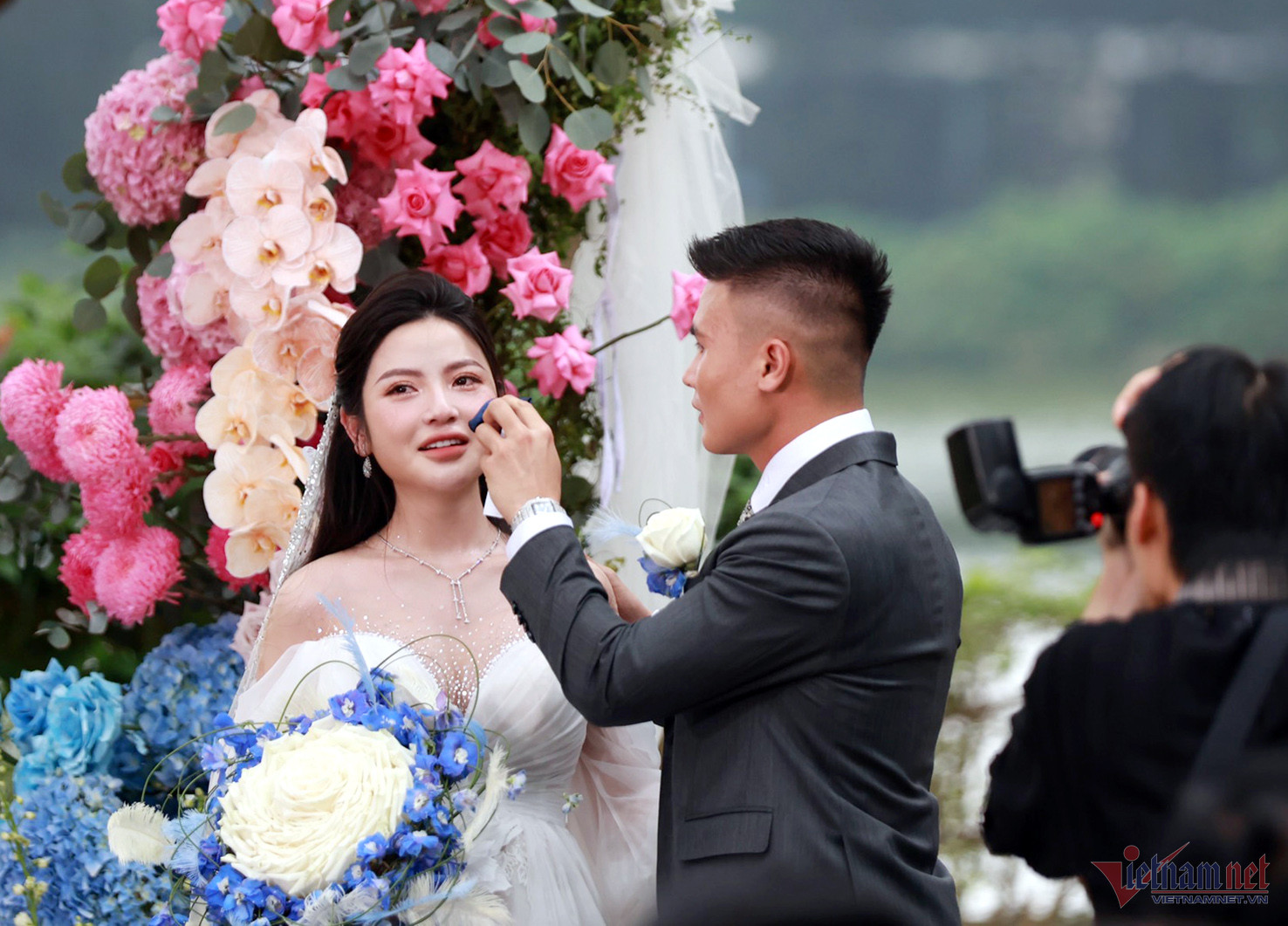 Quang Hải - Chu Thanh Huyền báo tin vui... săn Rồng thành công-5