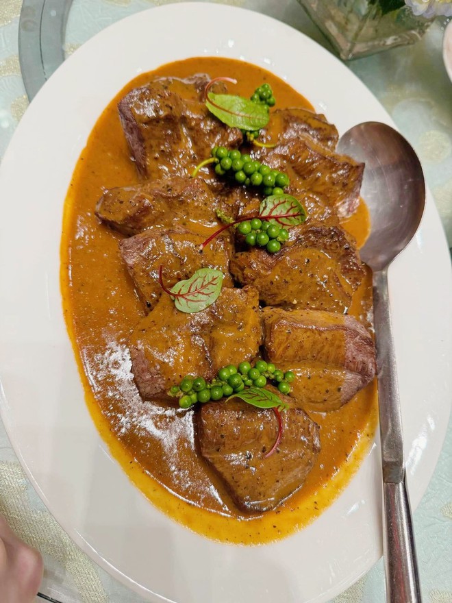 Không có thịt gà nhưng menu tiệc cưới Quang Hải - Chu Thanh Huyền hôm nay toàn món xịn, không hổ danh khách sạn 5 sao-4