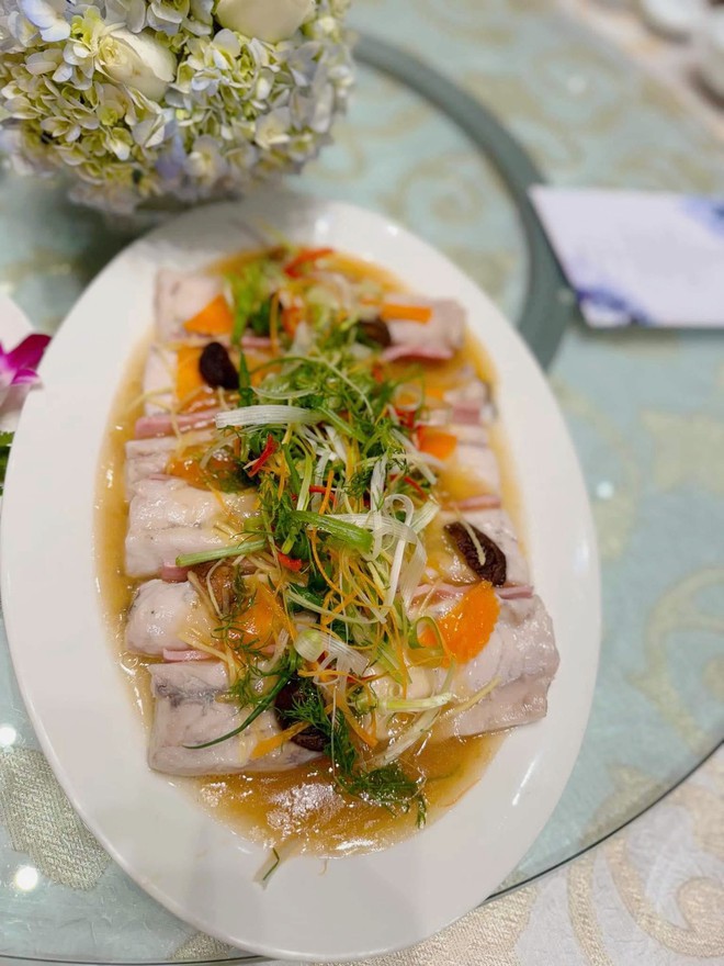 Không có thịt gà nhưng menu tiệc cưới Quang Hải - Chu Thanh Huyền hôm nay toàn món xịn, không hổ danh khách sạn 5 sao-5