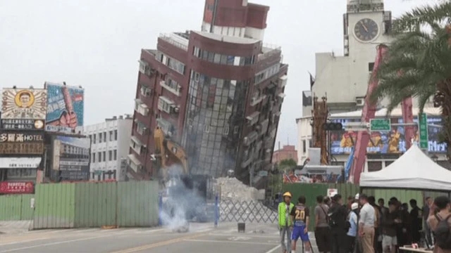 Động đất Đài Loan: Nghiêng tới 25 độ, tòa nhà biểu tượng 10 tầng bị phá-1