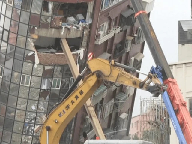 Động đất Đài Loan: Nghiêng tới 25 độ, tòa nhà biểu tượng 10 tầng bị phá-2