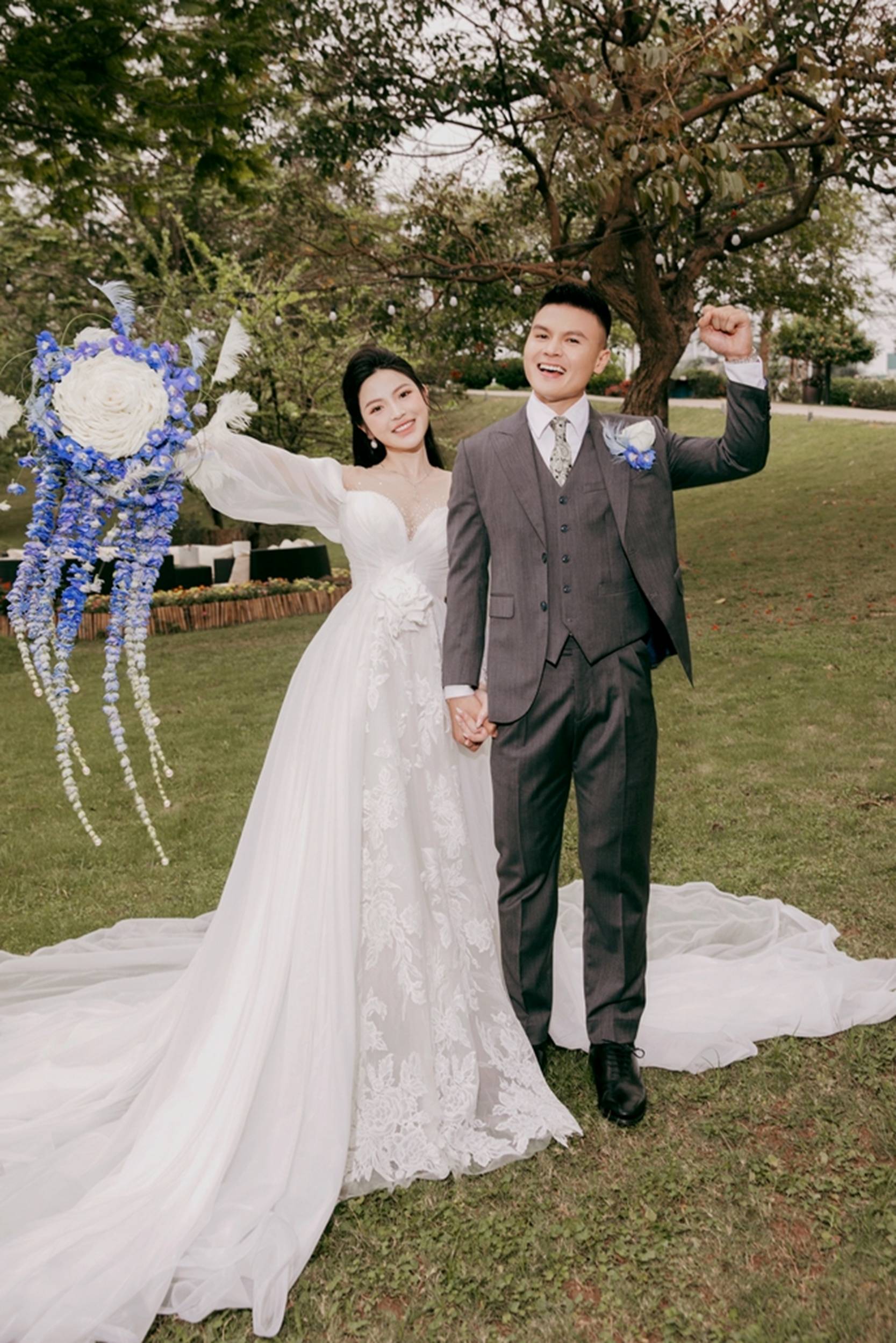 Chùm ảnh nét căng: Toàn cảnh đám cưới sang chảnh của Quang Hải và Chu Thanh Huyền, khoảnh khắc công bố tin vui cực ý nghĩa!-6