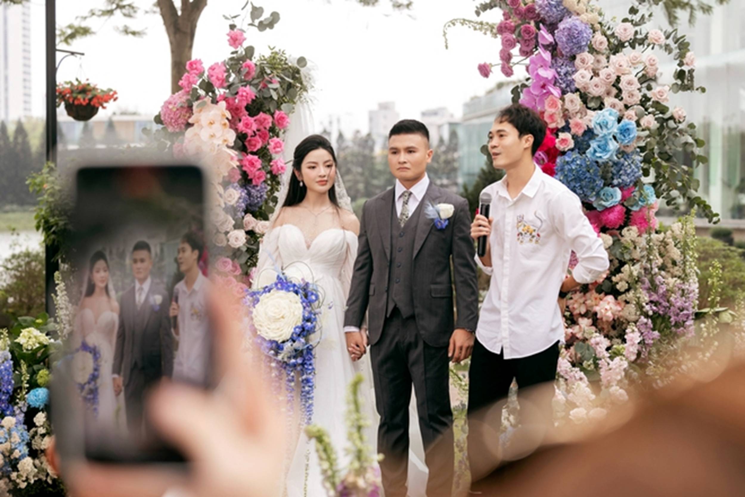 Chùm ảnh nét căng: Toàn cảnh đám cưới sang chảnh của Quang Hải và Chu Thanh Huyền, khoảnh khắc công bố tin vui cực ý nghĩa!-8