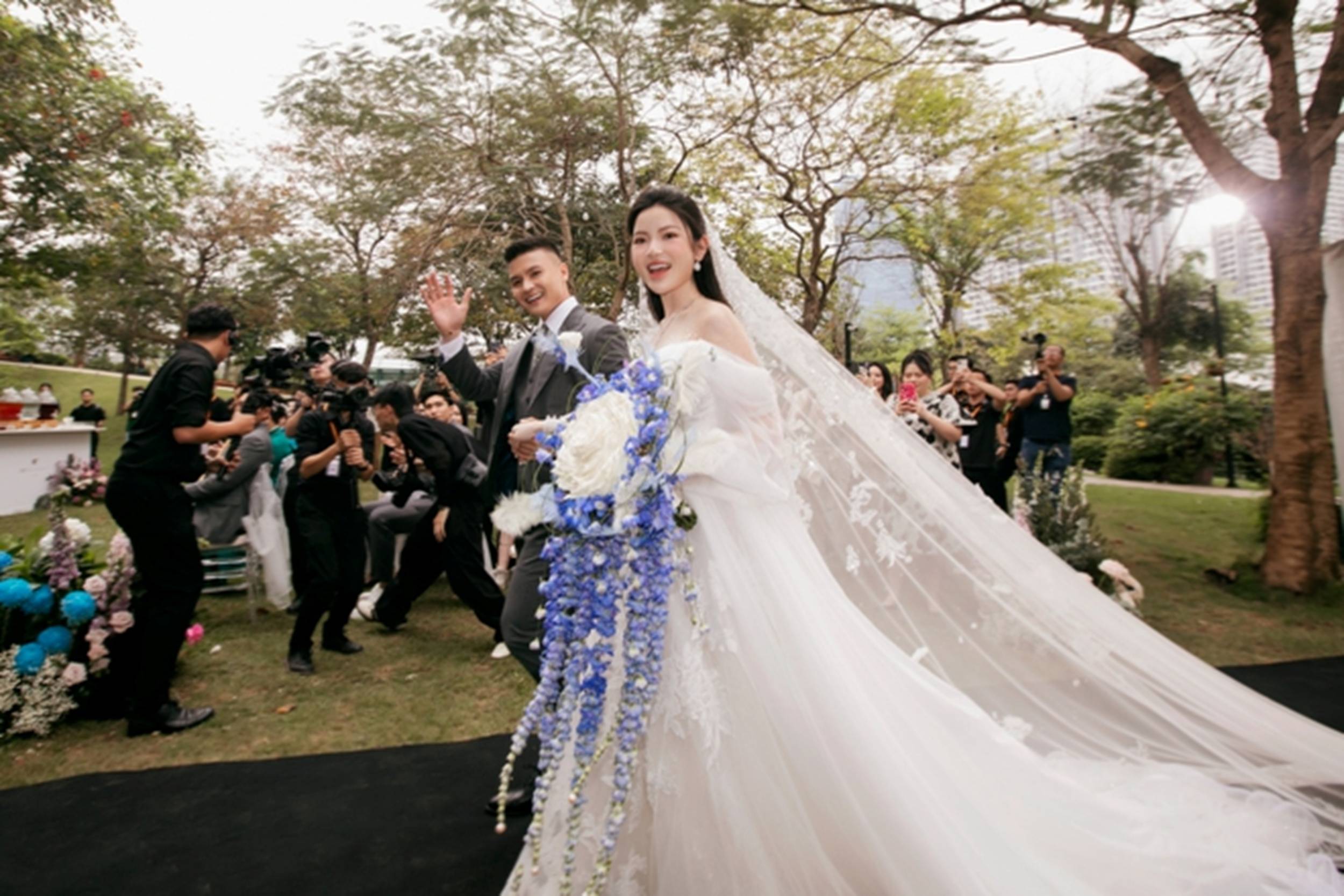Chùm ảnh nét căng: Toàn cảnh đám cưới sang chảnh của Quang Hải và Chu Thanh Huyền, khoảnh khắc công bố tin vui cực ý nghĩa!-10