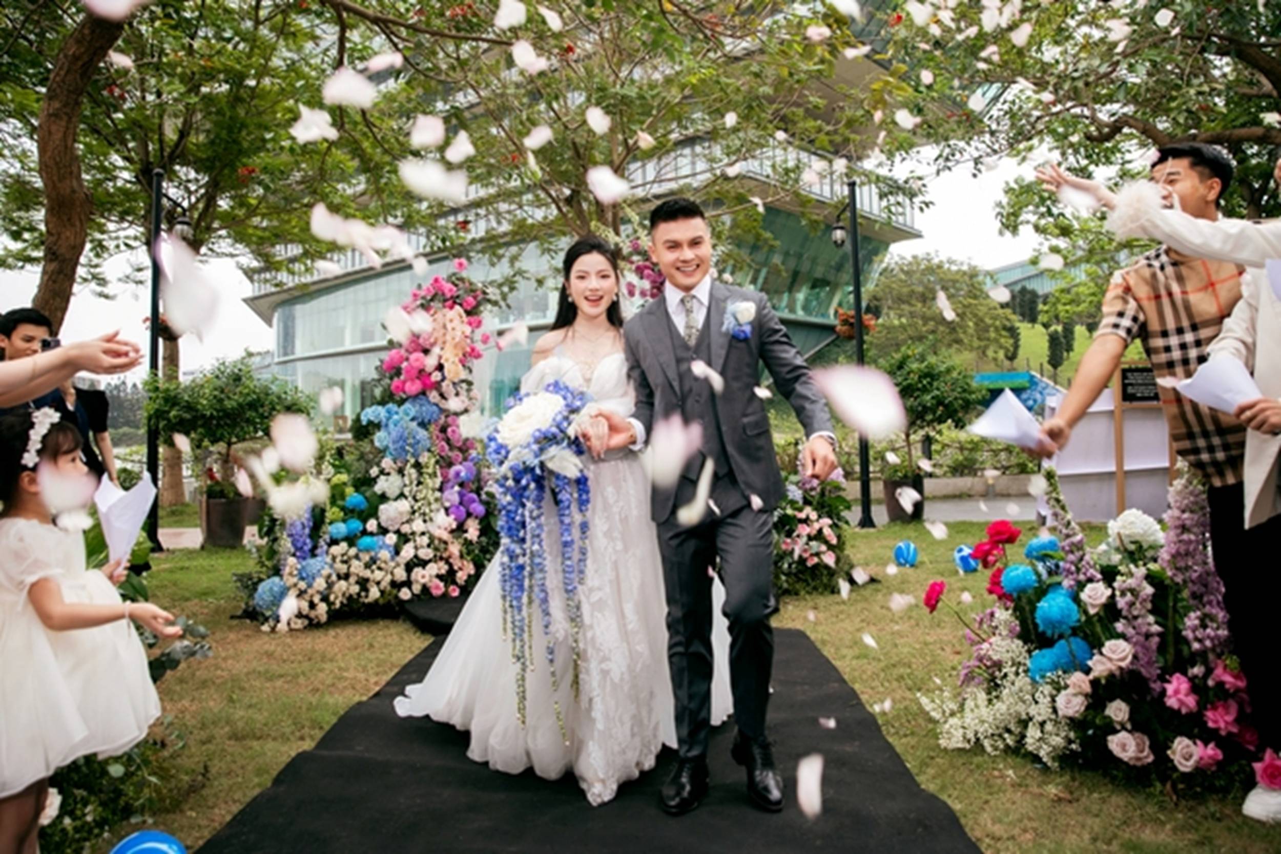 Chùm ảnh nét căng: Toàn cảnh đám cưới sang chảnh của Quang Hải và Chu Thanh Huyền, khoảnh khắc công bố tin vui cực ý nghĩa!-11