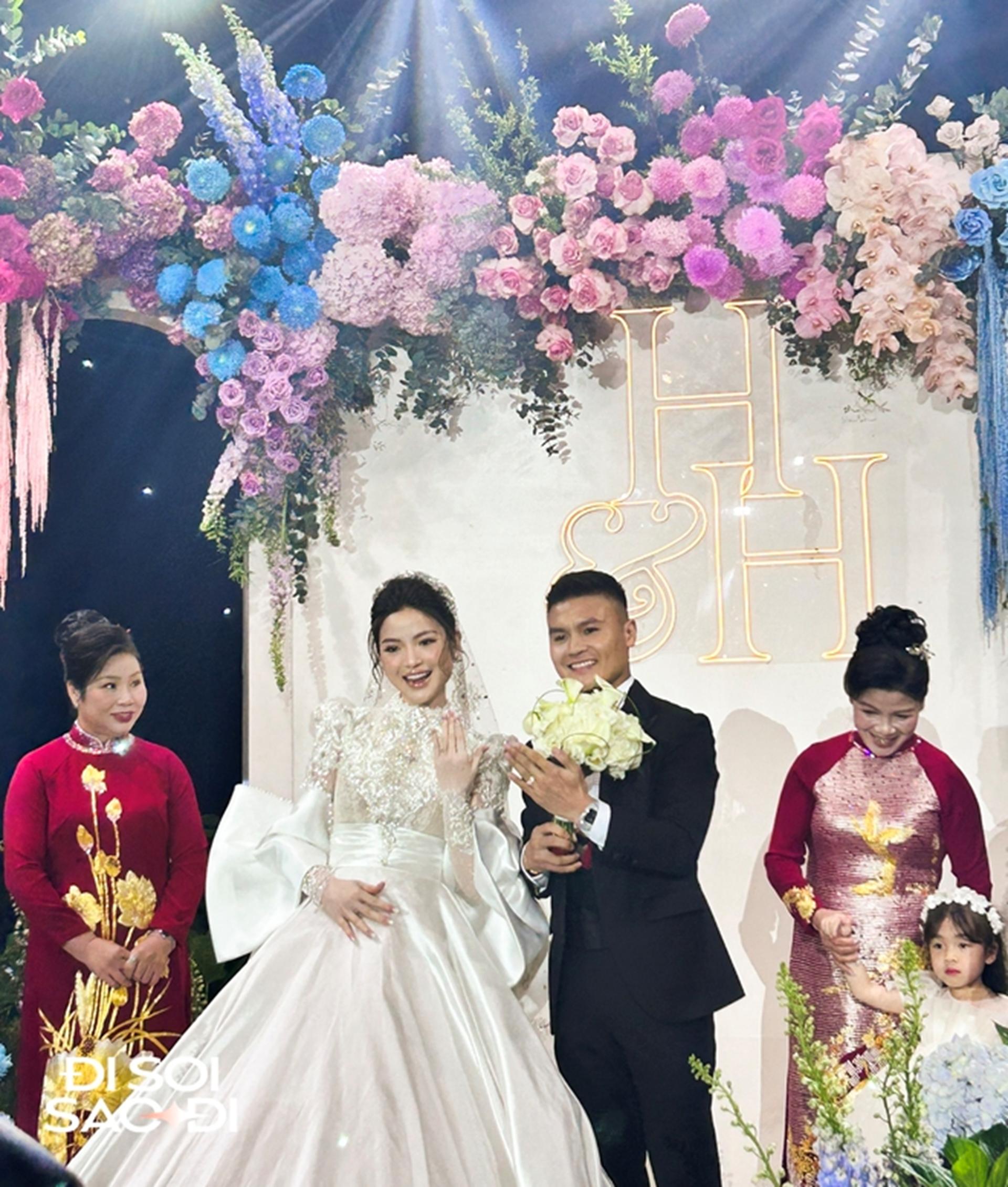 Chùm ảnh nét căng: Toàn cảnh đám cưới sang chảnh của Quang Hải và Chu Thanh Huyền, khoảnh khắc công bố tin vui cực ý nghĩa!-13
