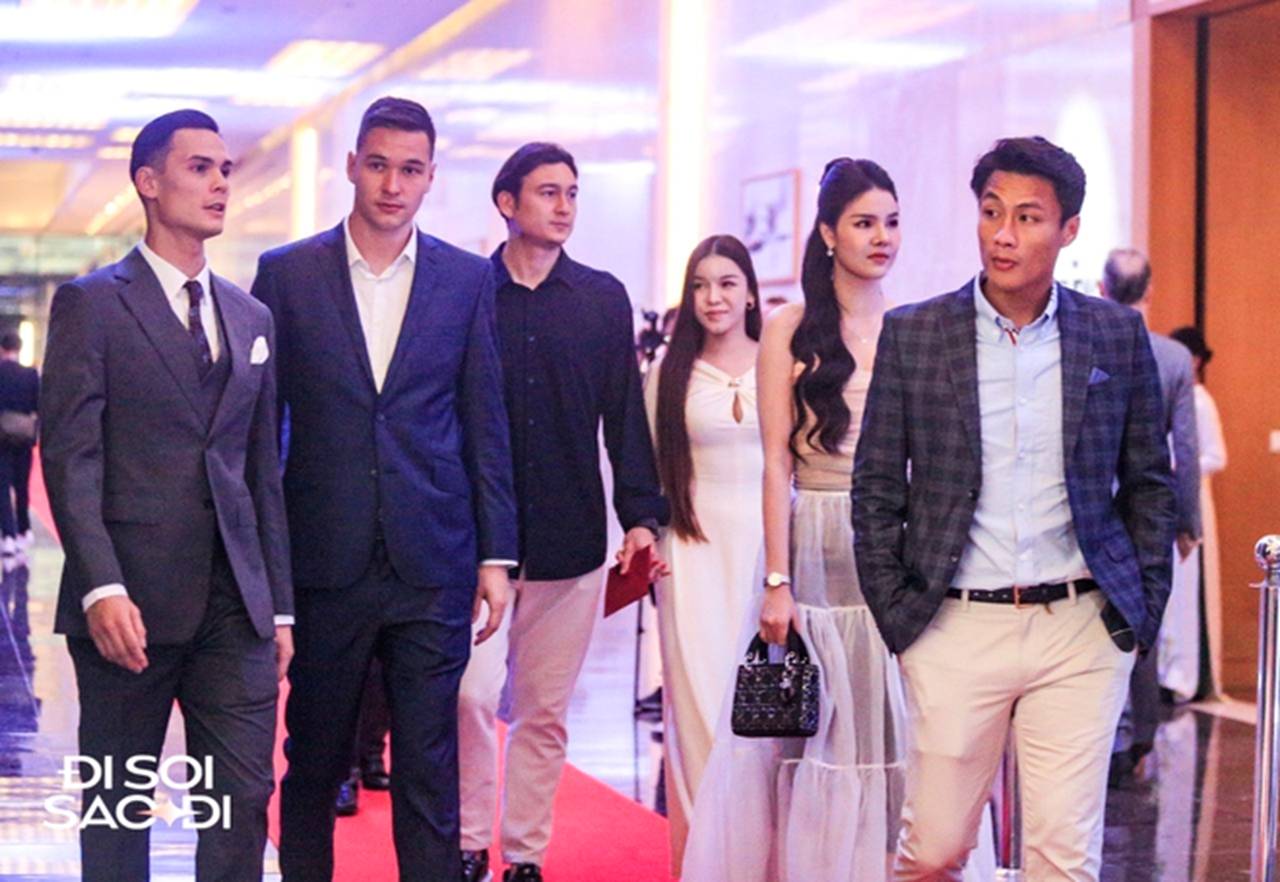 Hội WAGs ĐT Việt Nam đọ sắc cực gắt ở lễ cưới Quang Hải: Yến Xuân nóng bỏng nhưng có vượt qua người mẫu mới phẫu thuật thẩm mỹ?-1