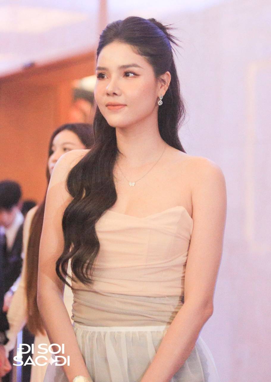 Hội WAGs ĐT Việt Nam đọ sắc cực gắt ở lễ cưới Quang Hải: Yến Xuân nóng bỏng nhưng có vượt qua người mẫu mới phẫu thuật thẩm mỹ?-3