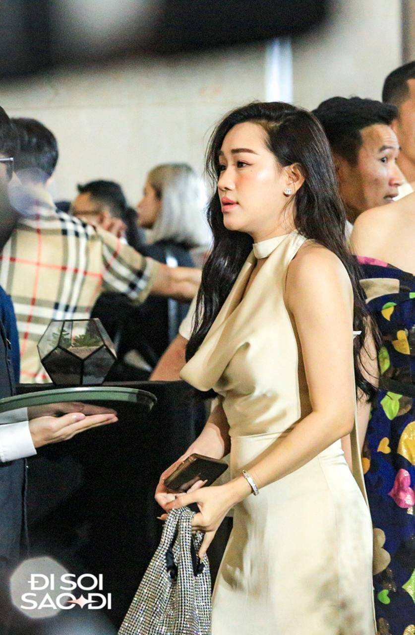 Hội WAGs ĐT Việt Nam đọ sắc cực gắt ở lễ cưới Quang Hải: Yến Xuân nóng bỏng nhưng có vượt qua người mẫu mới phẫu thuật thẩm mỹ?-4