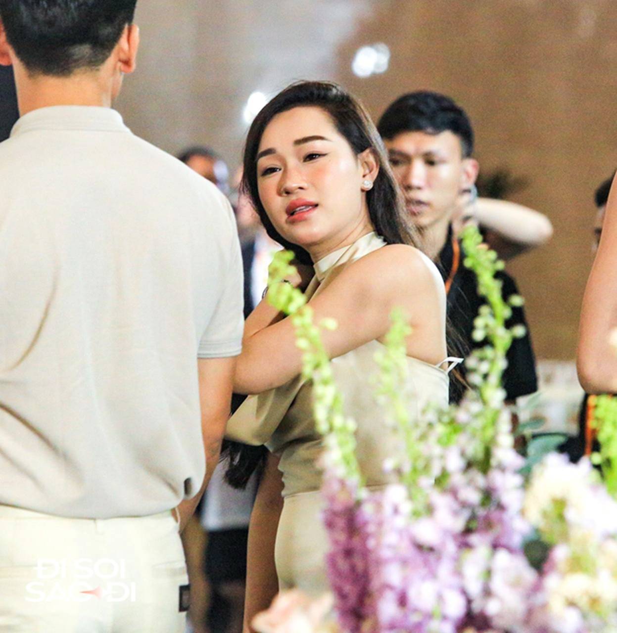 Hội WAGs ĐT Việt Nam đọ sắc cực gắt ở lễ cưới Quang Hải: Yến Xuân nóng bỏng nhưng có vượt qua người mẫu mới phẫu thuật thẩm mỹ?-5