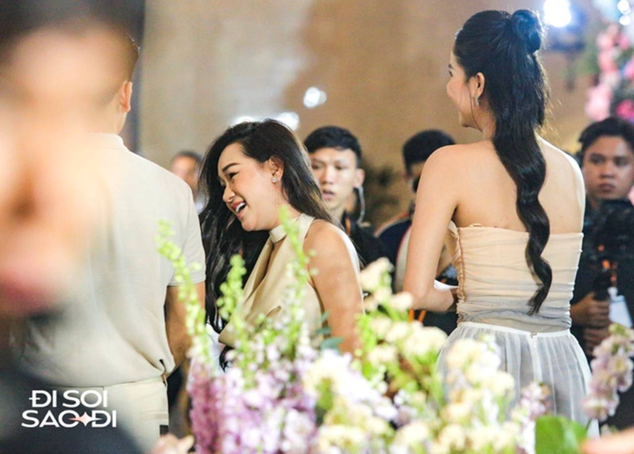 Hội WAGs ĐT Việt Nam đọ sắc cực gắt ở lễ cưới Quang Hải: Yến Xuân nóng bỏng nhưng có vượt qua người mẫu mới phẫu thuật thẩm mỹ?-7