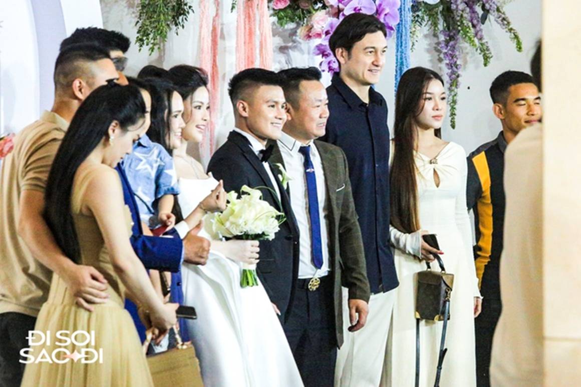 Hội WAGs ĐT Việt Nam đọ sắc cực gắt ở lễ cưới Quang Hải: Yến Xuân nóng bỏng nhưng có vượt qua người mẫu mới phẫu thuật thẩm mỹ?-10