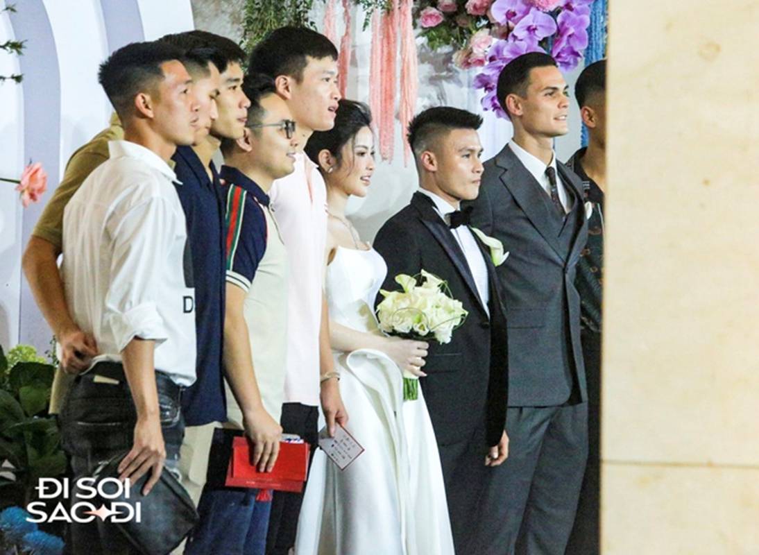 Hội WAGs ĐT Việt Nam đọ sắc cực gắt ở lễ cưới Quang Hải: Yến Xuân nóng bỏng nhưng có vượt qua người mẫu mới phẫu thuật thẩm mỹ?-11