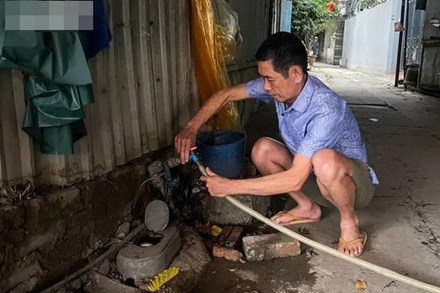 Chỉ được cấp nước buổi sáng, dân Hà Nội không dám tắm giặt, canh từng giờ bơm
