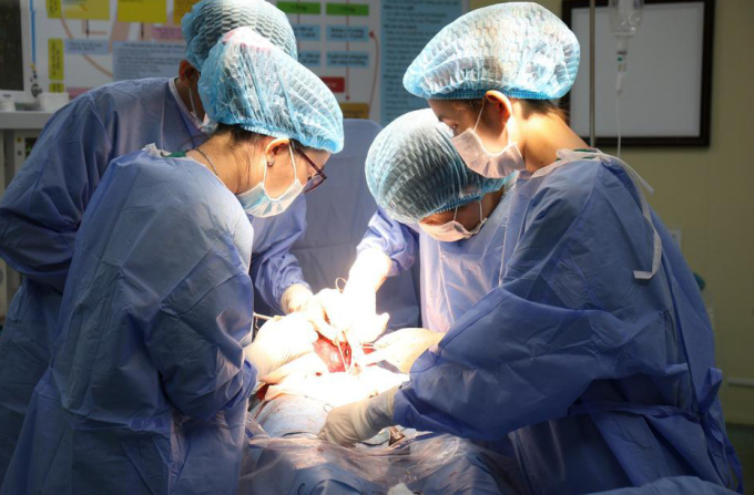 Người phụ nữ ở Bạc Liêu bỗng đau bụng dữ dội, phẫu thuật lấy ra được một thứ nặng đến 900 gram-2