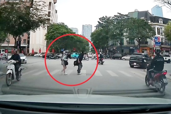 Ấm lòng khoảnh khắc hai nữ sinh cúi đầu cảm ơn tài xế ô tô nhường đường