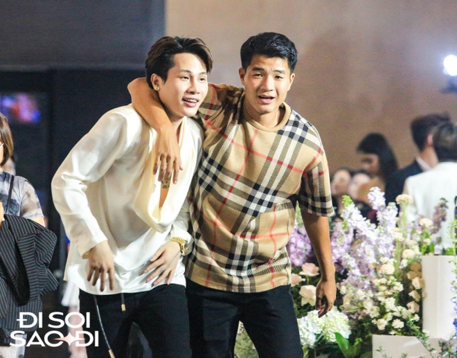 Jack bất ngờ xuất hiện ở đám cưới Quang Hải, tay trong tay cùng một cầu thủ nổi tiếng-3