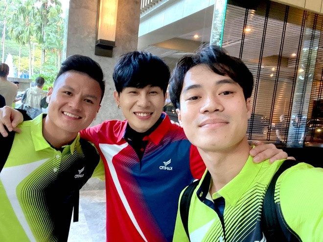 Jack bất ngờ xuất hiện ở đám cưới Quang Hải, tay trong tay cùng một cầu thủ nổi tiếng-6