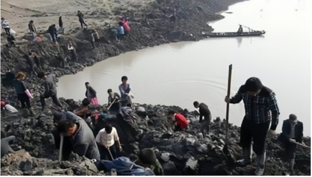 Phát hiện kho báu hơn 10.000 vật bằng vàng dưới sông, chuyên gia hút nước 4 tháng liên tục mới lấy được-1