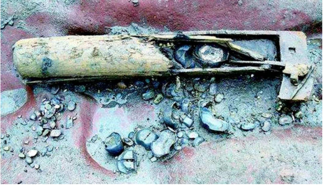 Phát hiện kho báu hơn 10.000 vật bằng vàng dưới sông, chuyên gia hút nước 4 tháng liên tục mới lấy được-3