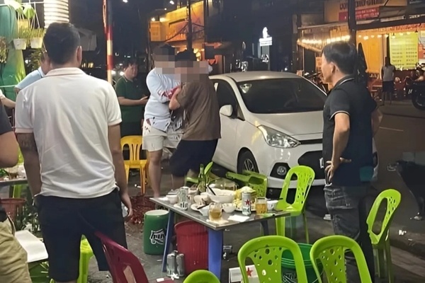 Bé trai 3 tuổi bị bỏ quên trong ô tô suốt 2 tiếng ngày nắng nóng, tử vong thương tâm ngay ở sân nhà mà không ai biết-2