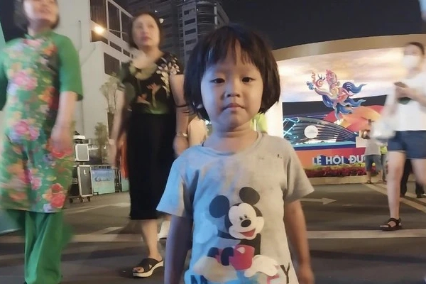 Mẹ của 2 bé gái mất tích ở phố đi bộ Nguyễn Huệ: Mong được thông cảm-2