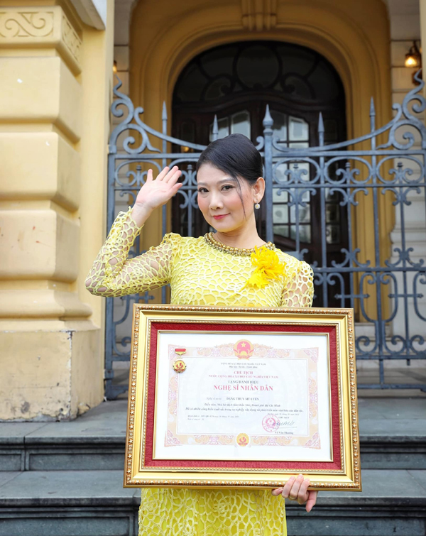 Mẹ chồng Hồng Diễm trong Trạm cứu hộ trái tim: Mỹ nhân thập niên 90 được trao danh hiệu NSND, U50 vẫn độc thân-3