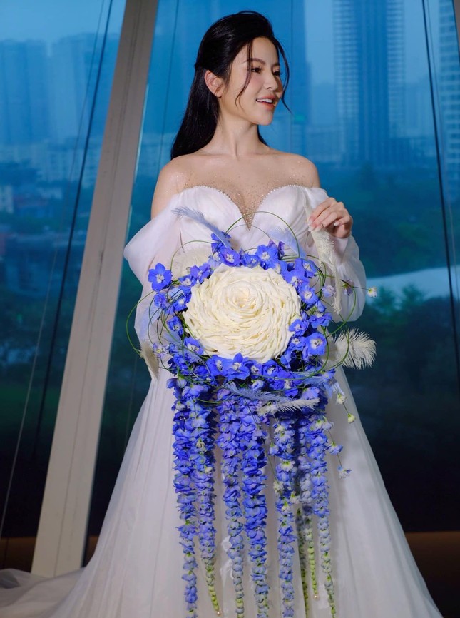 Sau bó hoa cưới độc nhất vô nhị, 3 bộ váy cưới của Chu Thanh Huyền cũng lộ chi tiết đặc biệt-1