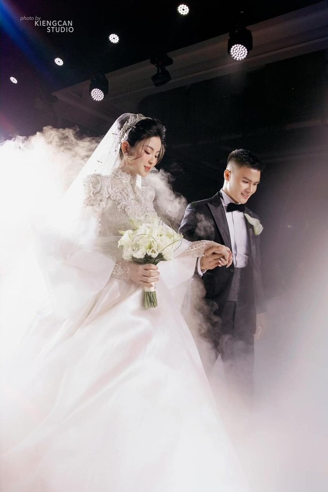 Sau bó hoa cưới độc nhất vô nhị, 3 bộ váy cưới của Chu Thanh Huyền cũng lộ chi tiết đặc biệt-8