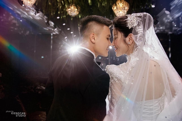 Sau bó hoa cưới độc nhất vô nhị, 3 bộ váy cưới của Chu Thanh Huyền cũng lộ chi tiết đặc biệt-10