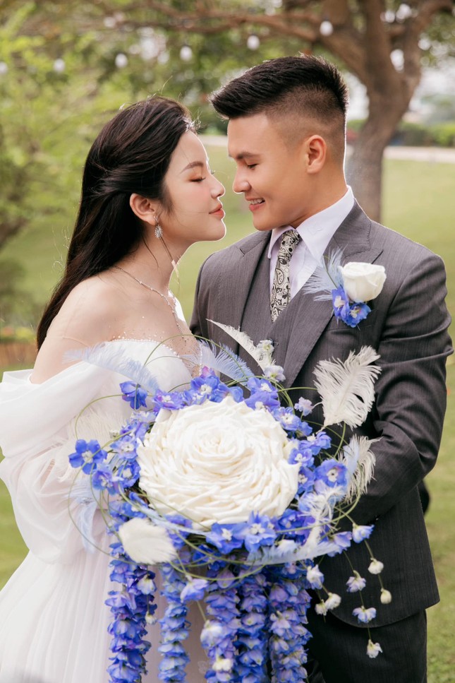Sau bó hoa cưới độc nhất vô nhị, 3 bộ váy cưới của Chu Thanh Huyền cũng lộ chi tiết đặc biệt-4