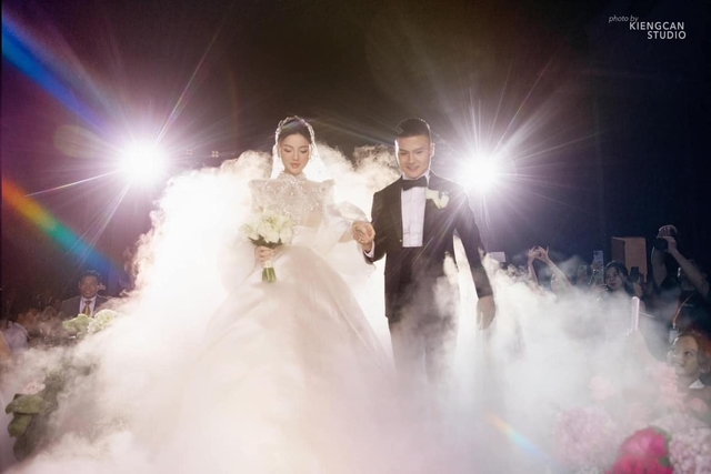 Sau bó hoa cưới độc nhất vô nhị, 3 bộ váy cưới của Chu Thanh Huyền cũng lộ chi tiết đặc biệt-9