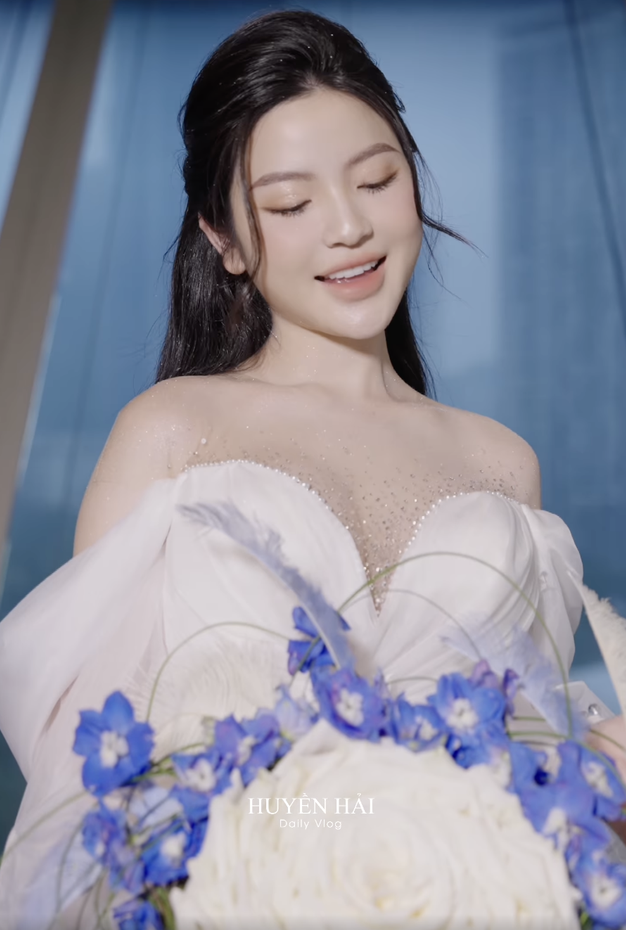 Sau bó hoa cưới độc nhất vô nhị, 3 bộ váy cưới của Chu Thanh Huyền cũng lộ chi tiết đặc biệt-2