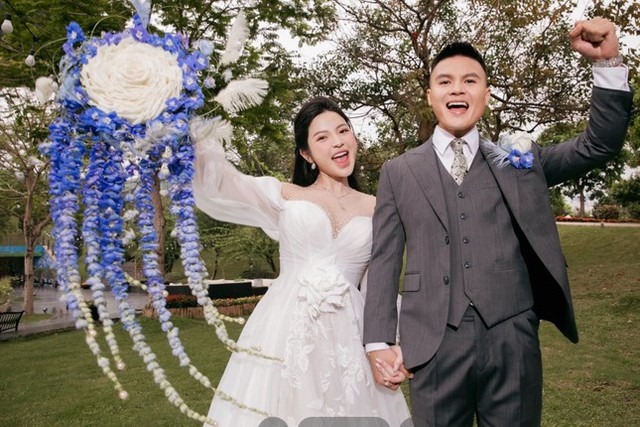 Sau bó hoa cưới độc nhất vô nhị, 3 bộ váy cưới của Chu Thanh Huyền cũng lộ chi tiết đặc biệt-5