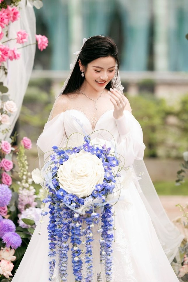 Sau bó hoa cưới độc nhất vô nhị, 3 bộ váy cưới của Chu Thanh Huyền cũng lộ chi tiết đặc biệt-3