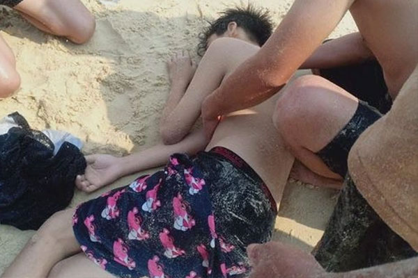 3 người đàn ông lao ra biển cứu sống nhóm học sinh bị đuối nước-1