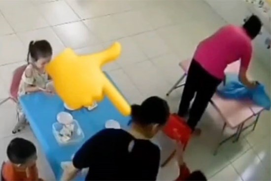 Đình chỉ đứng lớp đối với nữ giáo viên đánh vào mặt và đầu trẻ mầm non